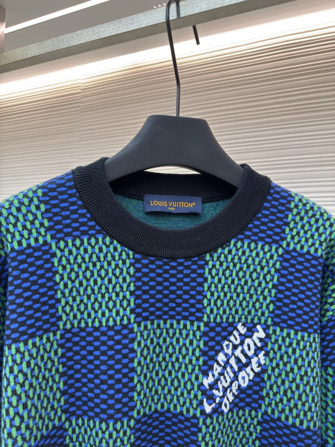 LOUIS VUITTON checkerboard woolen short sleeves ●Authentic product: Purchased and developed by 9850 ●Item number: 1680123-A35 ●Fabric: combed cotton yarn ●Technology: Woolen ●Version: Fitted version ●Size: XS-S-M-L ●Description: 100% fully combed cotton yarn is used, and the fabric pieces are woven using a Stoll 14-needle ultra-fine machine imported from Germany worth 47W. It is woven at a parallel and even speed with reference to the original single-sided partial net bottom hanging wool structure. Each piece takes 270 minutes to weave. During weaving, 16 sand spits are used to alternately knit back and forth. The number of knitting rows on a single piece of front clothing is as high as 6352. The newly woven garment has a lot of knots. It requires pure manual thread picking and knot head inspection. Only after random inspection can seam picking and washing be carried out. The overall wiring is straight and delicate. The fabric is comfortable and soft, and the color is consistent with no color difference. It can be matched with the same style to create a fashionable look, and can be used in various occasions. Customized accessories, complete with three standards, the same style for men and women!
